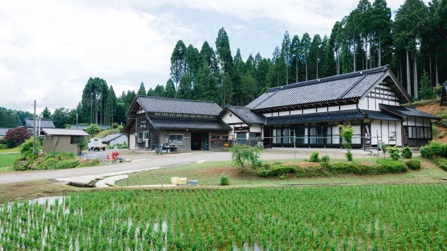 田んぼと古民家こずえ