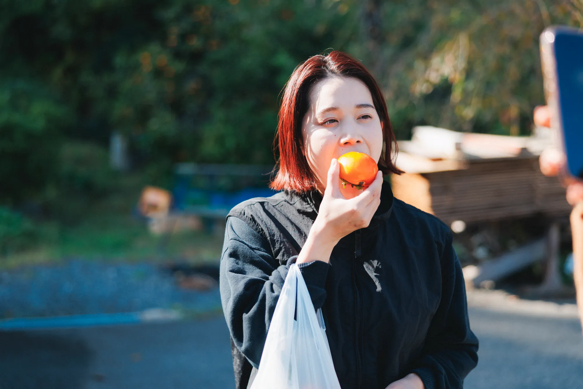 果物を食べる人