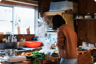 おばあちゃんとお味噌汁とおにぎり作りおばあちゃんとお味噌汁とおにぎり作り